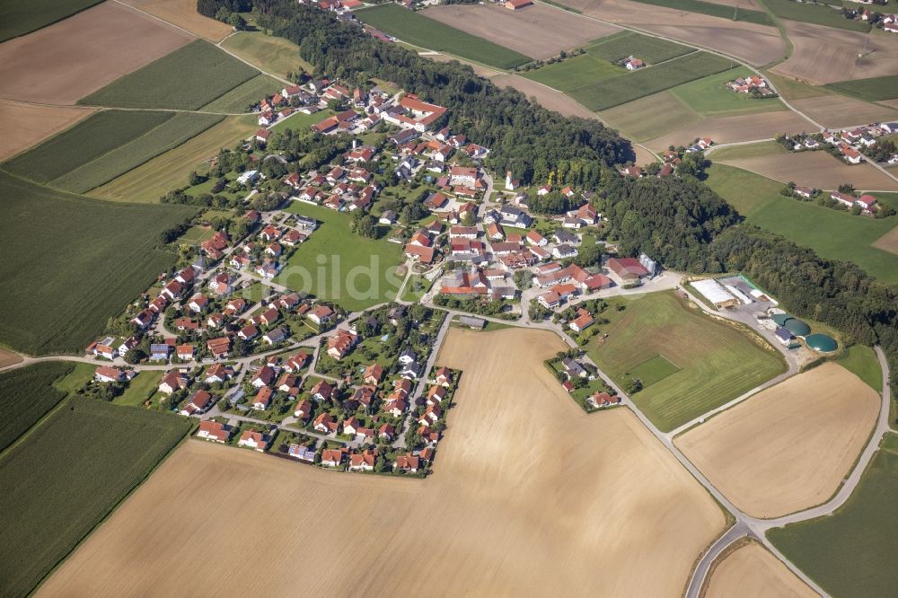 Luftaufnahme Berghofen - Dorfansicht vom ländlich geprägten Berghofen im Bundesland Bayern, Deutschland