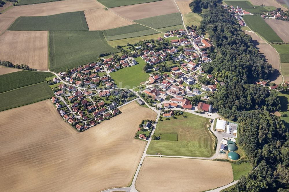 Berghofen aus der Vogelperspektive: Dorfansicht vom ländlich geprägten Berghofen im Bundesland Bayern, Deutschland