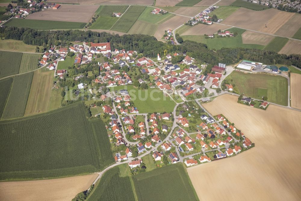 Berghofen aus der Vogelperspektive: Dorfansicht vom ländlich geprägten Berghofen im Bundesland Bayern, Deutschland