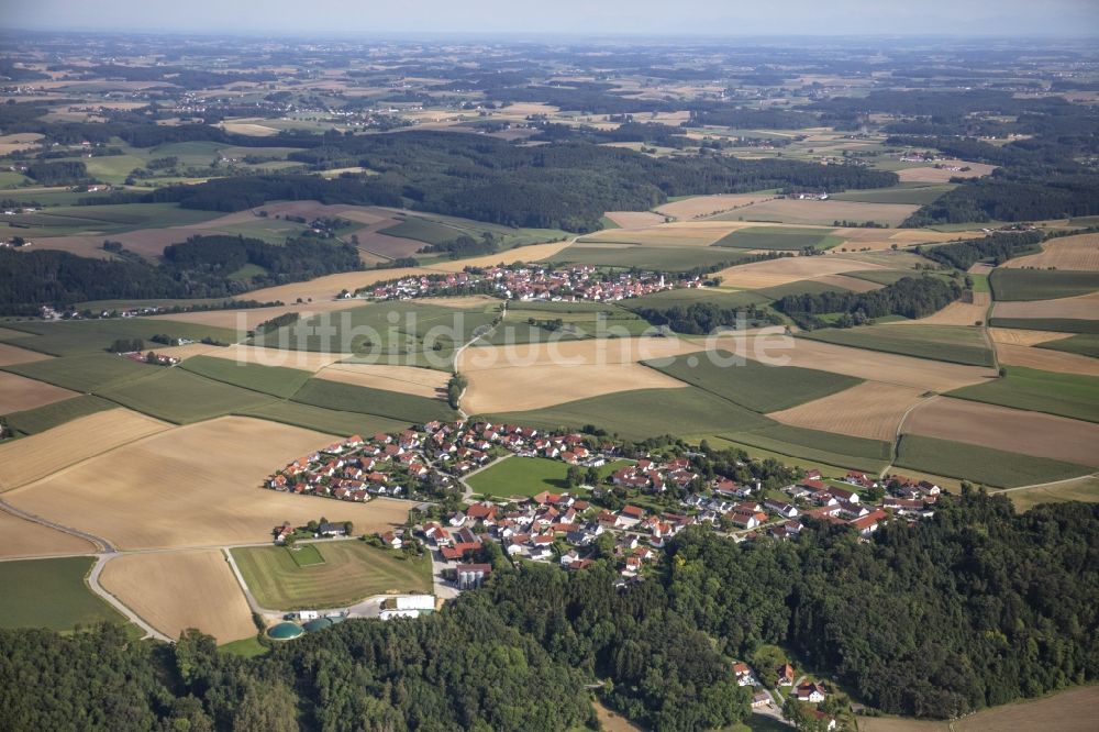 Berghofen von oben - Dorfansicht vom ländlich geprägten Berghofen im Bundesland Bayern, Deutschland