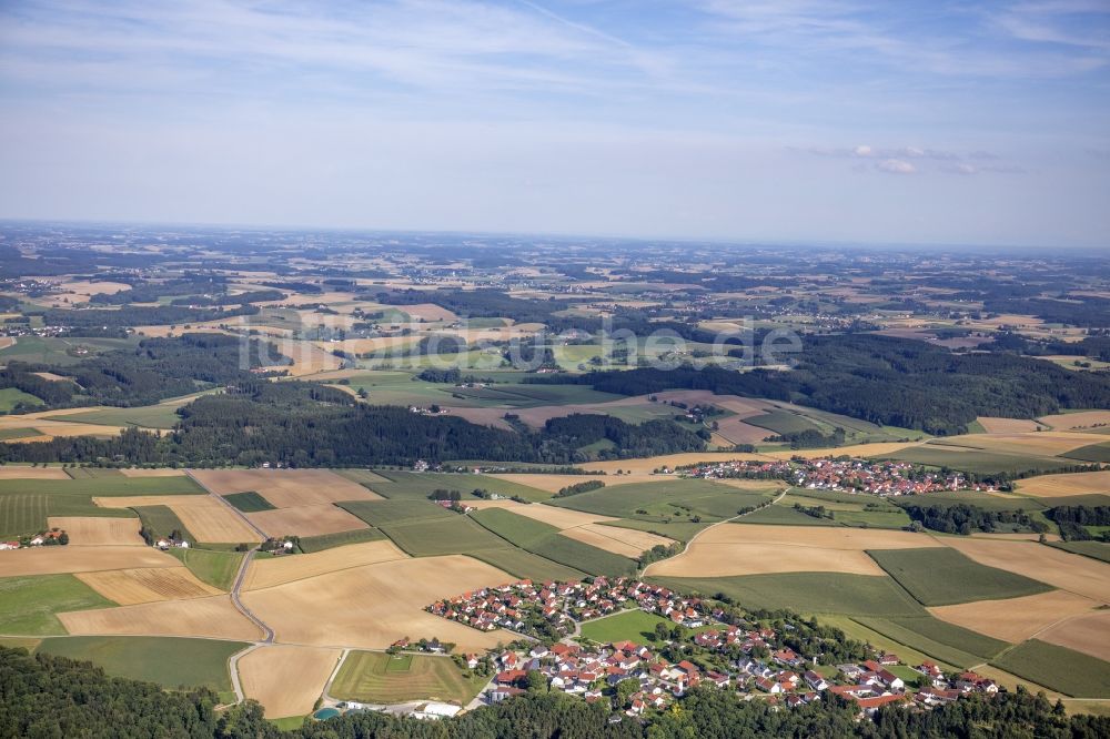 Luftbild Berghofen - Dorfansicht vom ländlich geprägten Berghofen im Bundesland Bayern, Deutschland