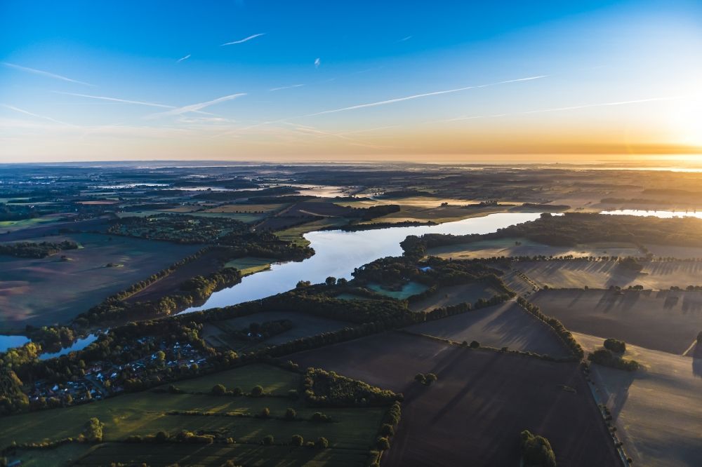Luftaufnahme Wardersee - Dorfansicht an den See- Uferbereichen des Wardersee in Wardersee im Bundesland Schleswig-Holstein, Deutschland