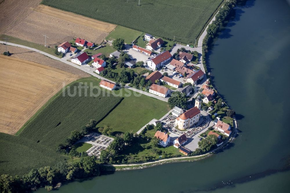 Eching aus der Vogelperspektive: Dorfansicht am Ufer des Mittlere-Isar-Kanal in Eching im Bundesland Bayern, Deutschland