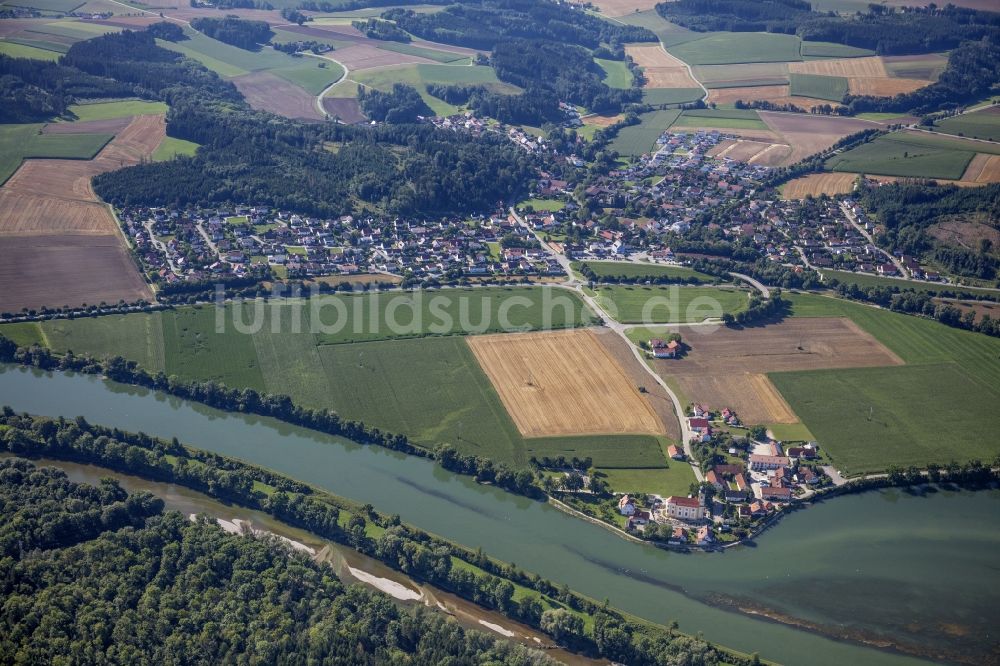 Luftaufnahme Eching - Dorfansicht am Ufer des Mittlere-Isar-Kanal in Eching im Bundesland Bayern, Deutschland