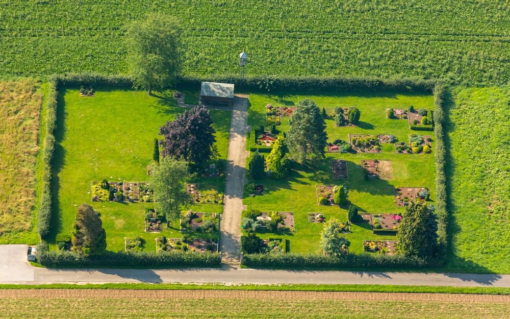 Bünde aus der Vogelperspektive: Dorffriedhof in Bünde im Bundesland Nordrhein-Westfalen