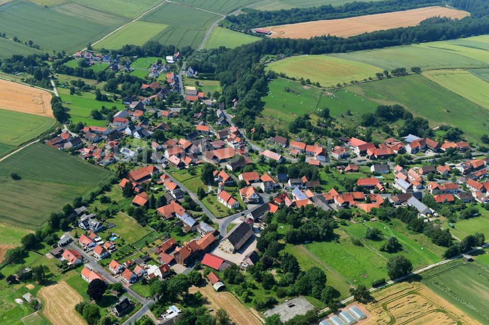 Ahlshausen von oben - Dorfkern in Ahlshausen im Bundesland Niedersachsen, Deutschland