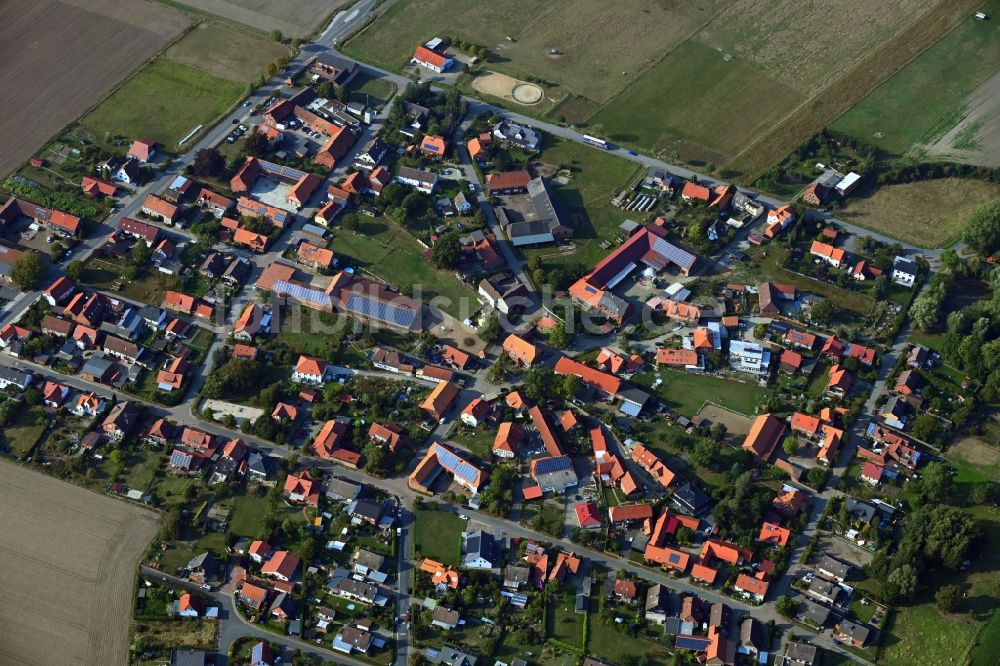 Almke von oben - Dorfkern in Almke im Bundesland Niedersachsen, Deutschland