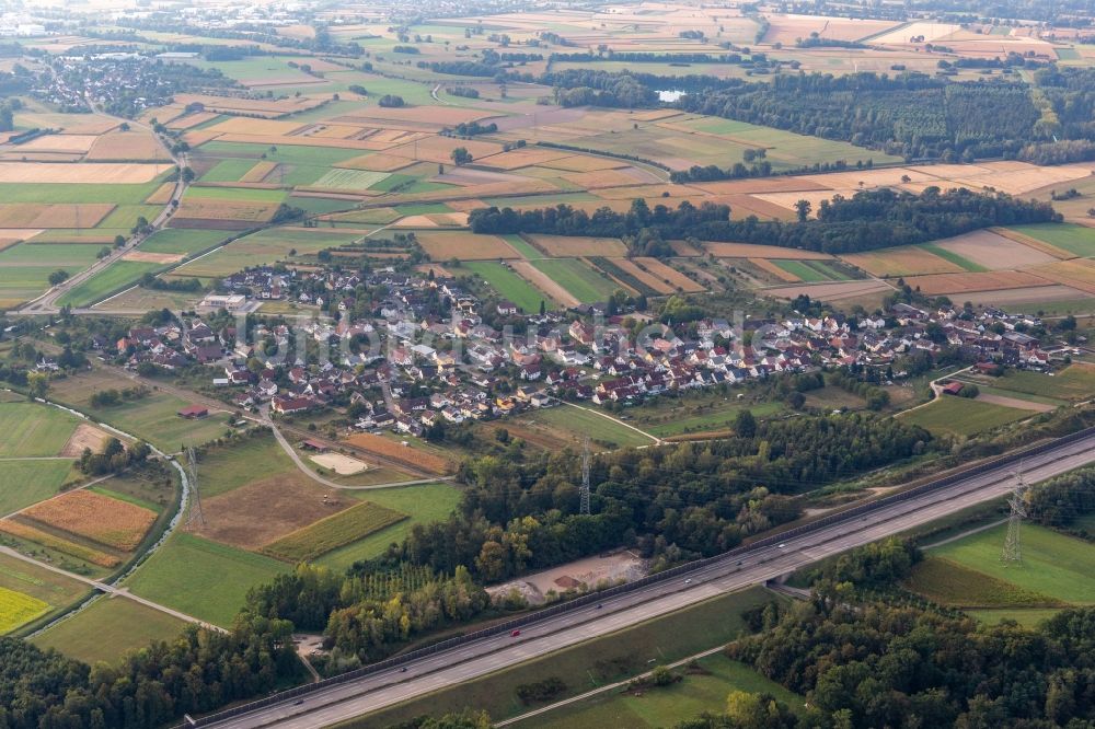 Luftaufnahme Balzhofen - Dorfkern in Balzhofen hinter der Autobahn A5 im Bundesland Baden-Württemberg, Deutschland