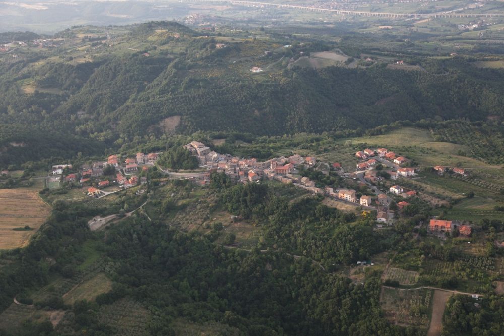 Castel Viscardo Benano von oben - Dorfkern von Castel Viscardo Benano in Umbrien in Italien