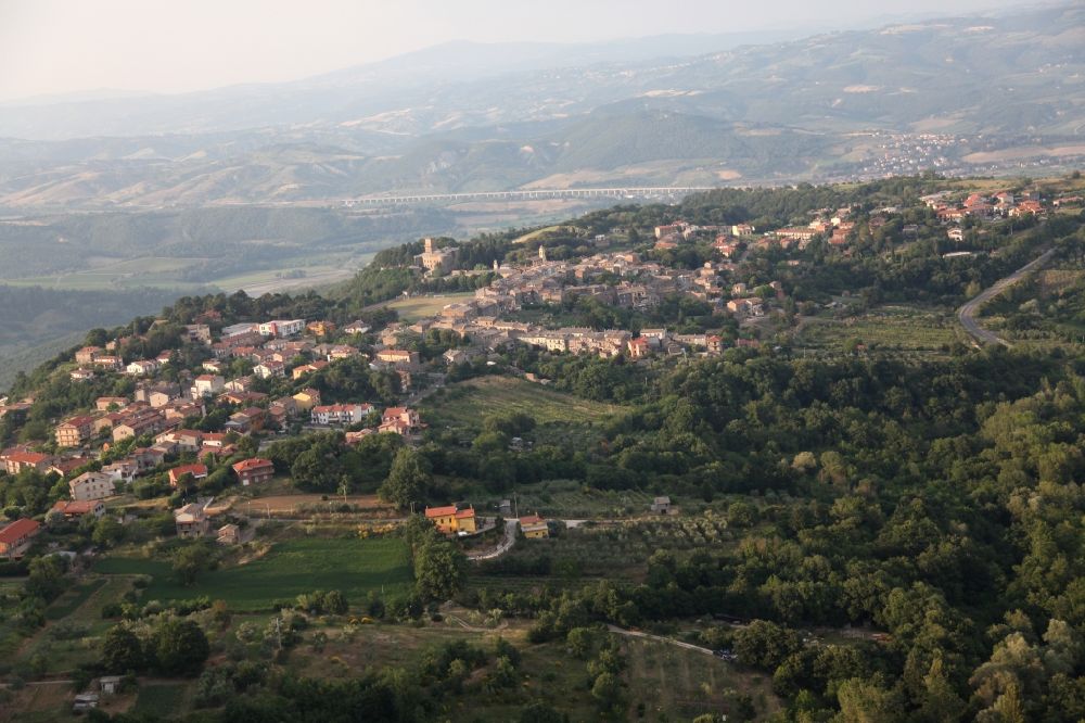 Luftaufnahme Castel Viscardo - Dorfkern in Castel Viscardo in Umbrien in Italien