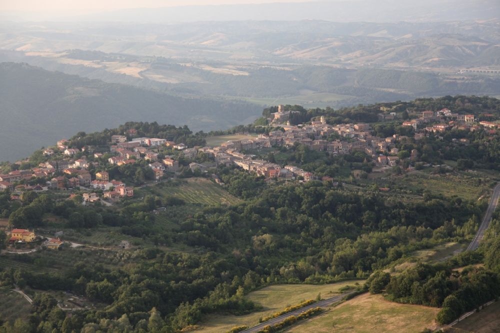 Castel Viscardo von oben - Dorfkern in Castel Viscardo in Umbrien in Italien