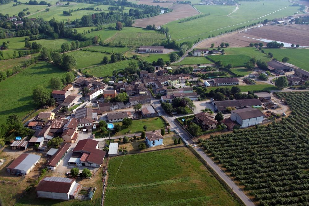 Luftbild Falzoni - Dorfkern in Falzoni in der Lombardei -Lombardia, Italien