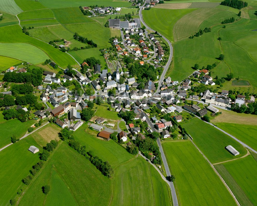 Luftbild Ahornberg - Dorfkern am Feldrand in Ahornberg im Bundesland Bayern, Deutschland