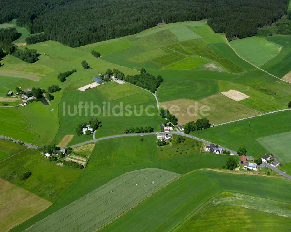 Ahornberg aus der Vogelperspektive: Dorfkern am Feldrand in Ahornberg im Bundesland Bayern, Deutschland
