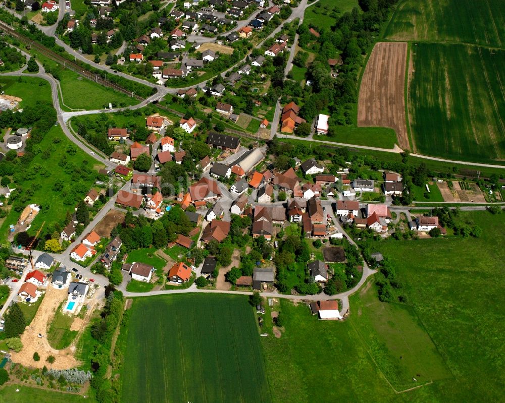 Aichelbach aus der Vogelperspektive: Dorfkern am Feldrand in Aichelbach im Bundesland Baden-Württemberg, Deutschland