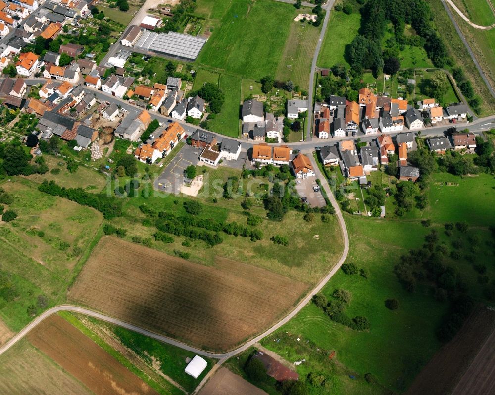 Luftaufnahme Allendorf a. d. Lahn - Dorfkern am Feldrand in Allendorf a. d. Lahn im Bundesland Hessen, Deutschland