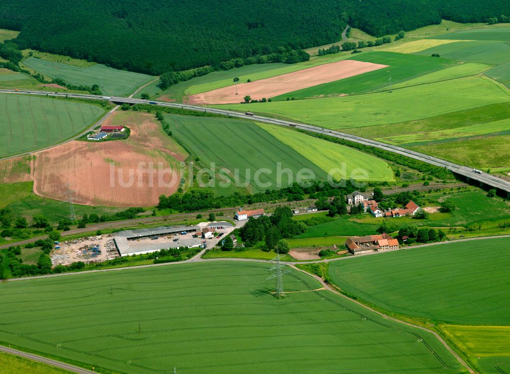 Alsenbrück-Langmeil von oben - Dorfkern am Feldrand in Alsenbrück-Langmeil im Bundesland Rheinland-Pfalz, Deutschland