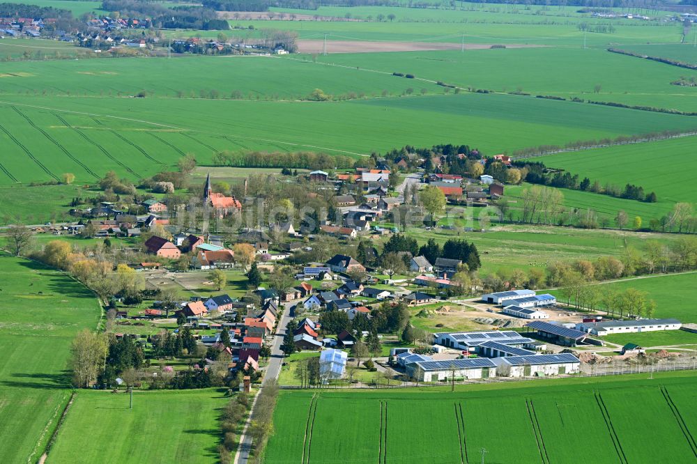 Luftaufnahme Alt Brenz - Dorfkern am Feldrand in Alt Brenz im Bundesland Mecklenburg-Vorpommern, Deutschland