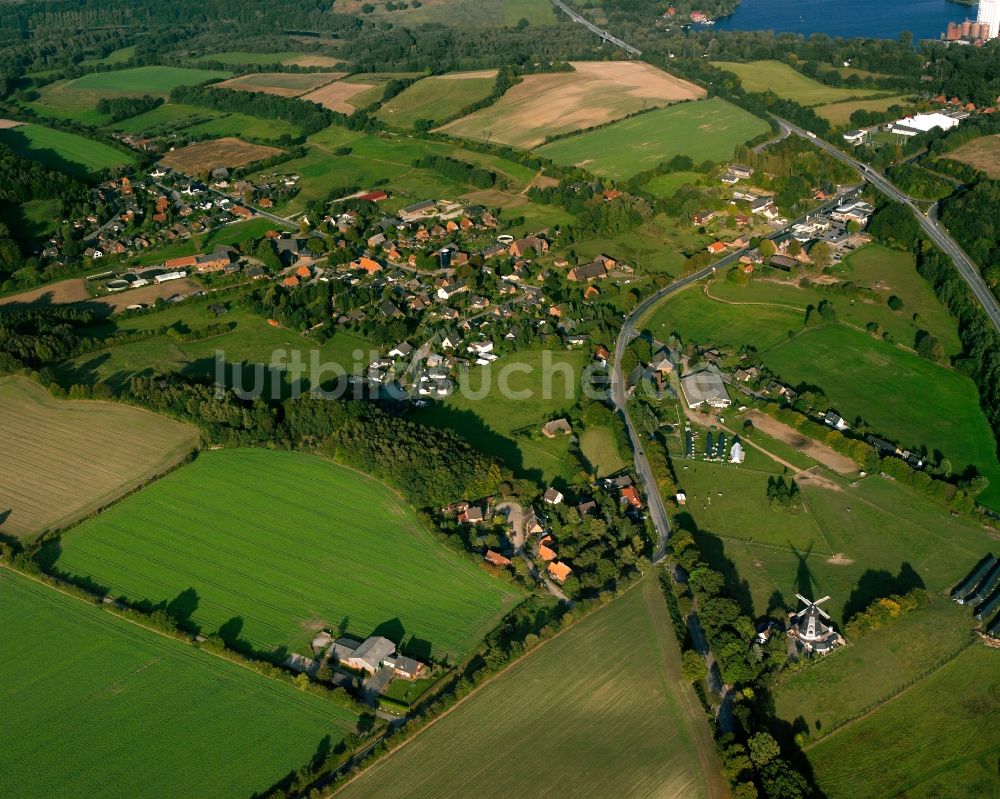 Luftaufnahme Alt Mölln - Dorfkern am Feldrand in Alt Mölln im Bundesland Schleswig-Holstein, Deutschland