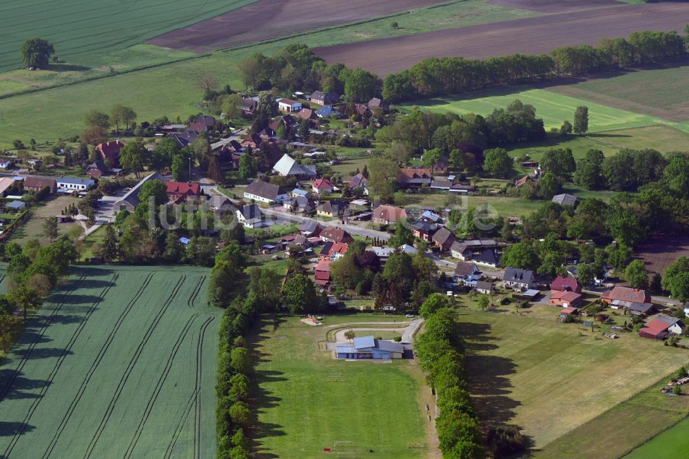 Alt Zachun aus der Vogelperspektive: Dorfkern am Feldrand in Alt Zachun im Bundesland Mecklenburg-Vorpommern, Deutschland