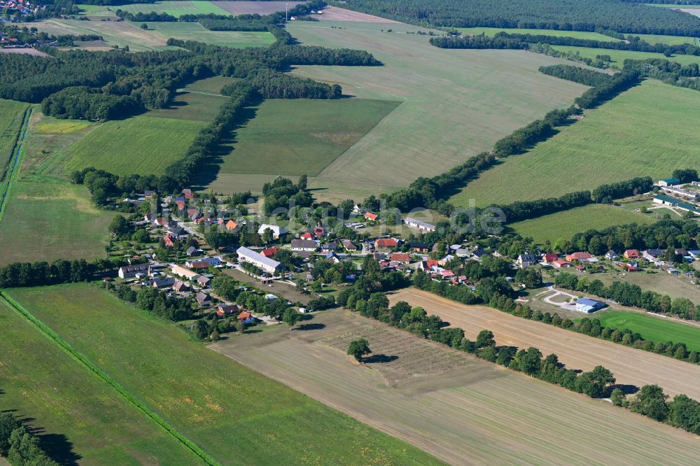 Alt Zachun aus der Vogelperspektive: Dorfkern am Feldrand in Alt Zachun im Bundesland Mecklenburg-Vorpommern, Deutschland