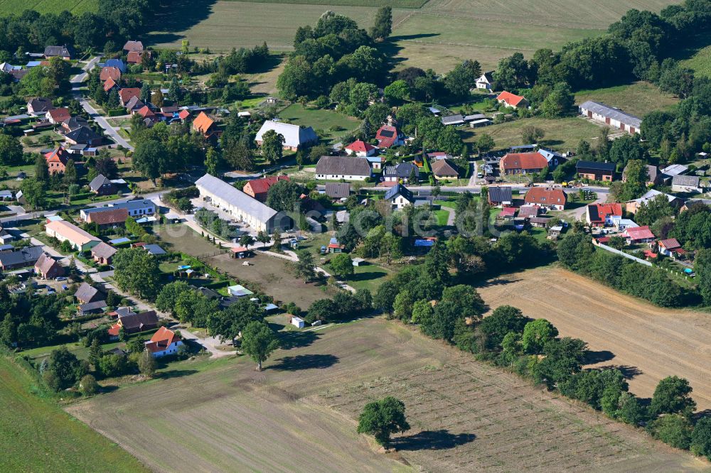 Luftaufnahme Alt Zachun - Dorfkern am Feldrand in Alt Zachun im Bundesland Mecklenburg-Vorpommern, Deutschland