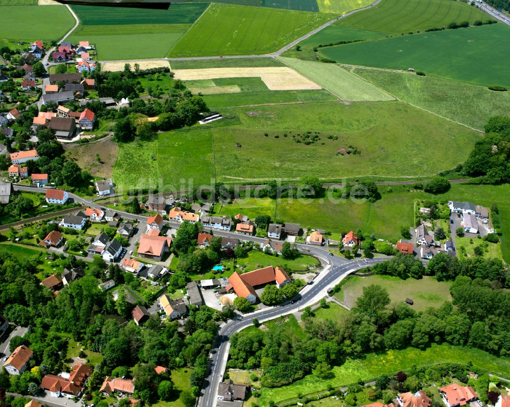 Altenburg aus der Vogelperspektive: Dorfkern am Feldrand in Altenburg im Bundesland Hessen, Deutschland