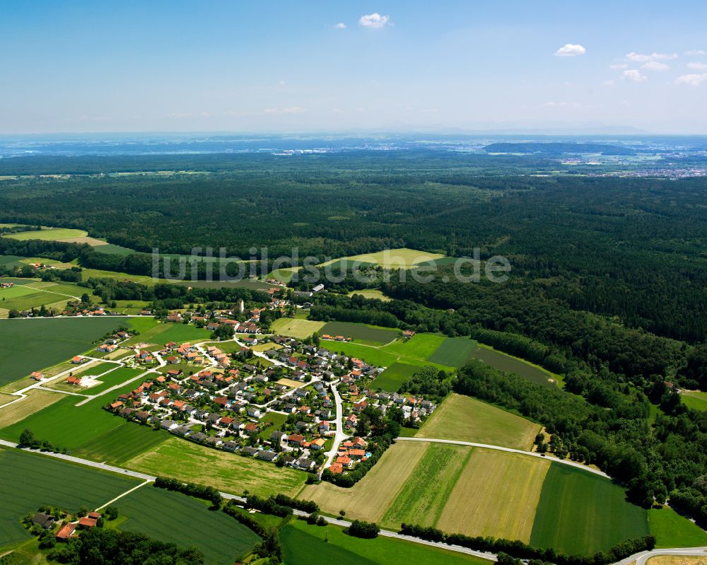 Luftaufnahme Alzgern - Dorfkern am Feldrand in Alzgern im Bundesland Bayern, Deutschland