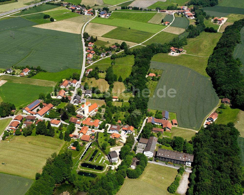 Alzgern von oben - Dorfkern am Feldrand in Alzgern im Bundesland Bayern, Deutschland
