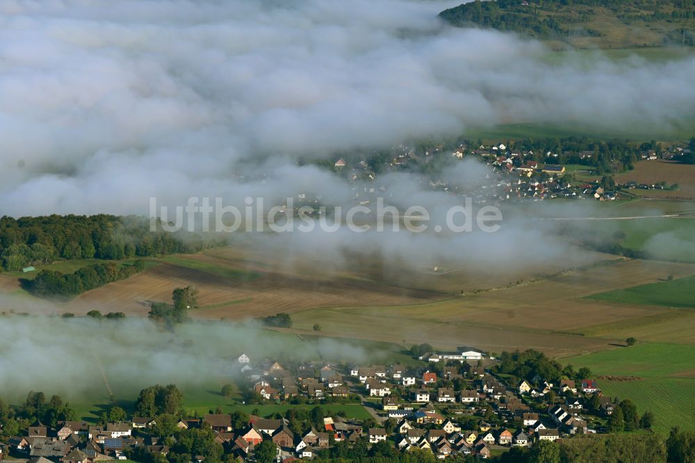 Arholzen aus der Vogelperspektive: Dorfkern am Feldrand in Arholzen im Bundesland Niedersachsen, Deutschland