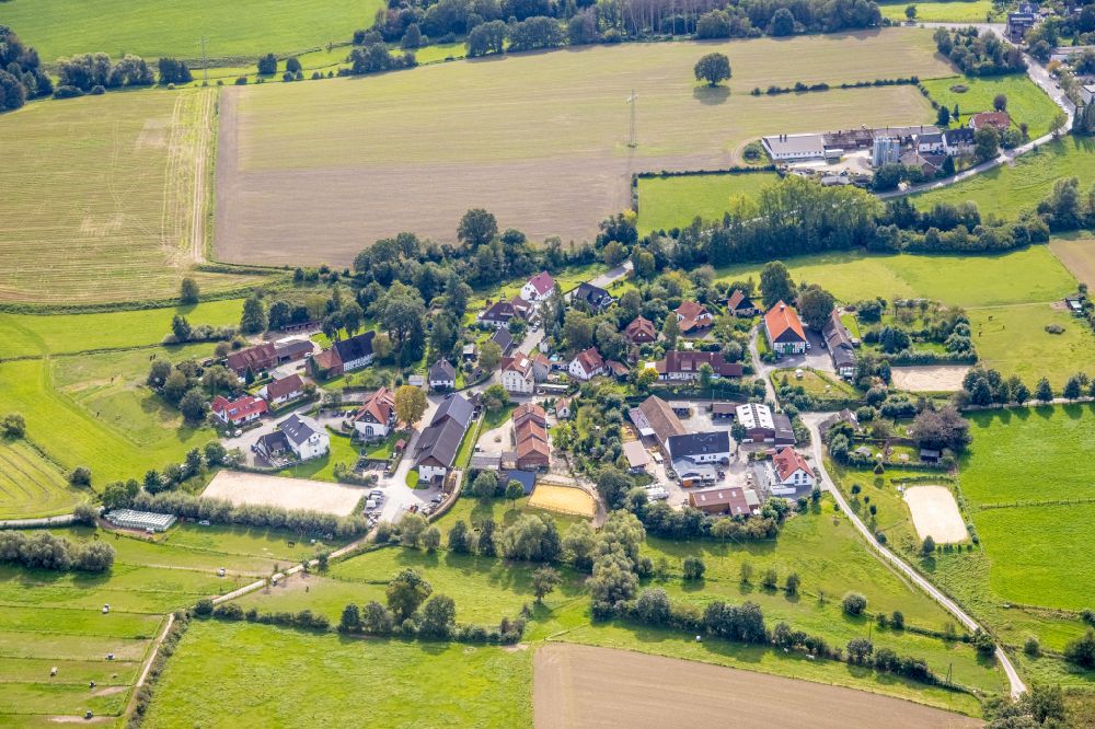 Asbeck von oben - Dorfkern am Feldrand in Asbeck im Bundesland Nordrhein-Westfalen, Deutschland