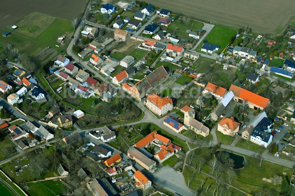 Asendorf von oben - Dorfkern am Feldrand in Asendorf im Bundesland Sachsen-Anhalt, Deutschland