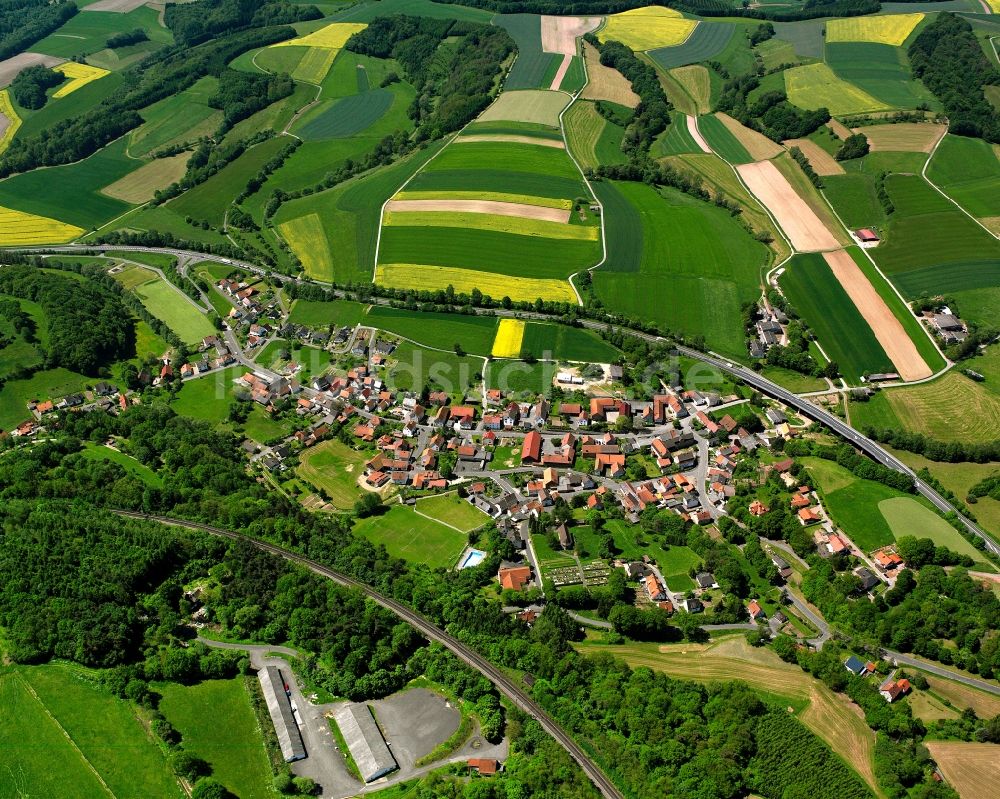 Asmushausen von oben - Dorfkern am Feldrand in Asmushausen im Bundesland Hessen, Deutschland