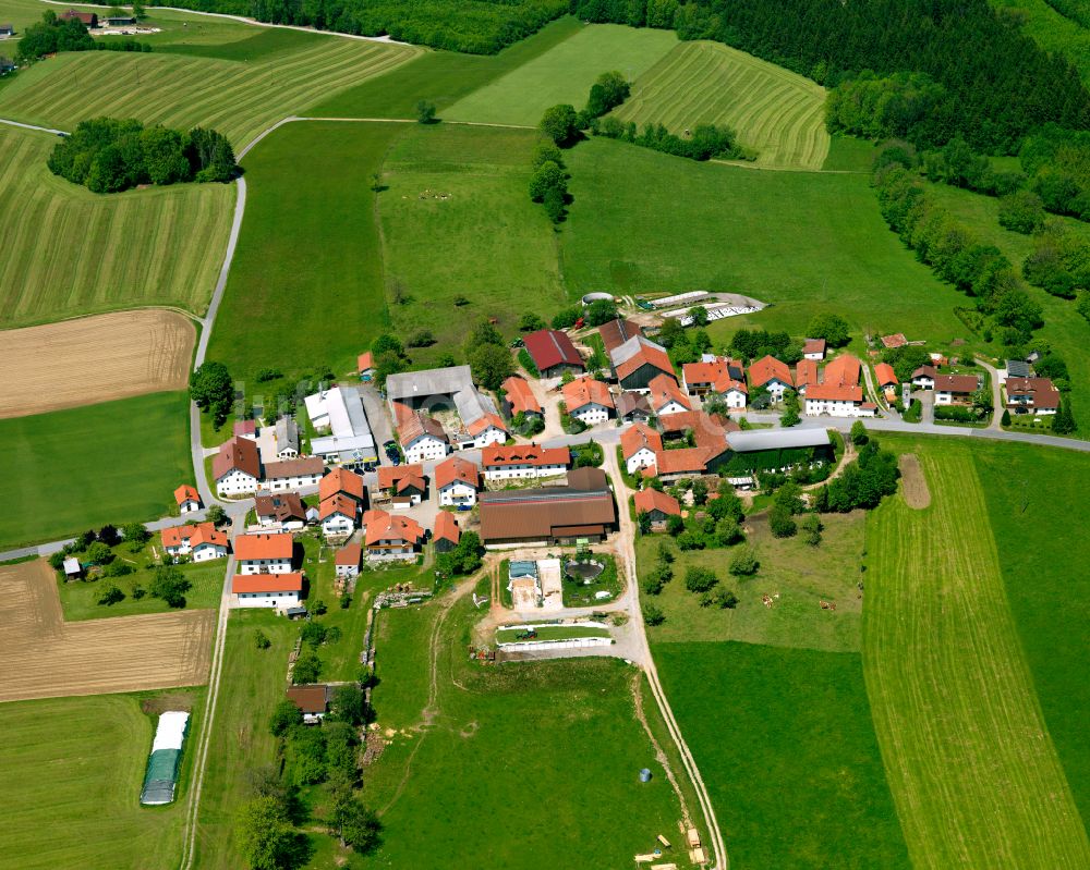 Aßberg aus der Vogelperspektive: Dorfkern am Feldrand in Aßberg im Bundesland Bayern, Deutschland