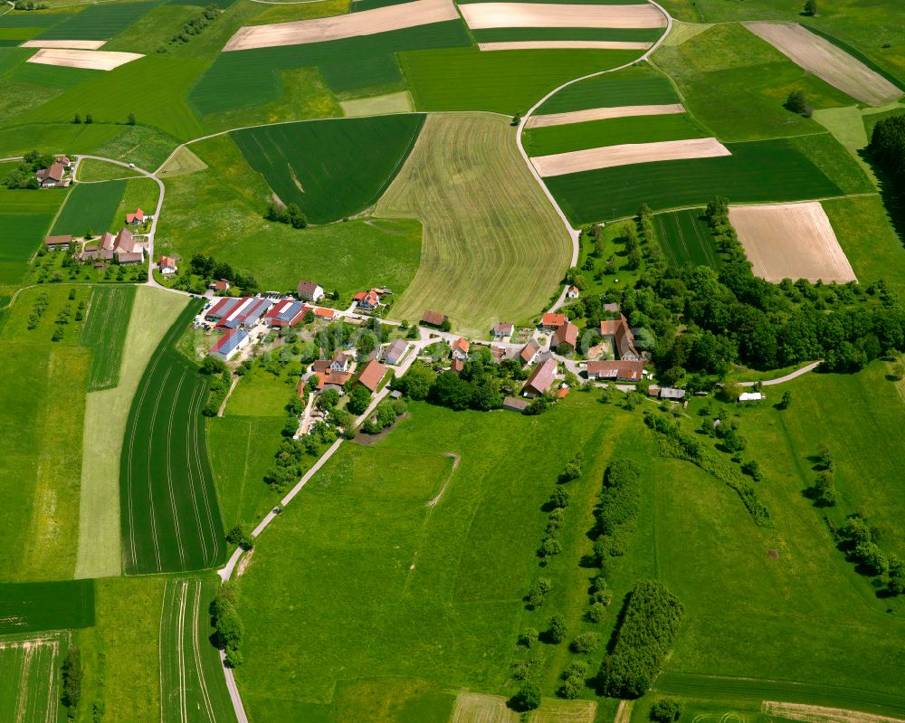 Luftaufnahme Attenweiler - Dorfkern am Feldrand in Attenweiler im Bundesland Baden-Württemberg, Deutschland