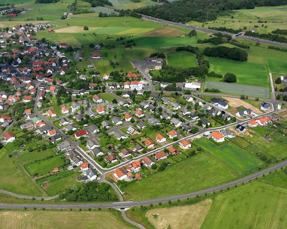 Atzenhain aus der Vogelperspektive: Dorfkern am Feldrand in Atzenhain im Bundesland Hessen, Deutschland