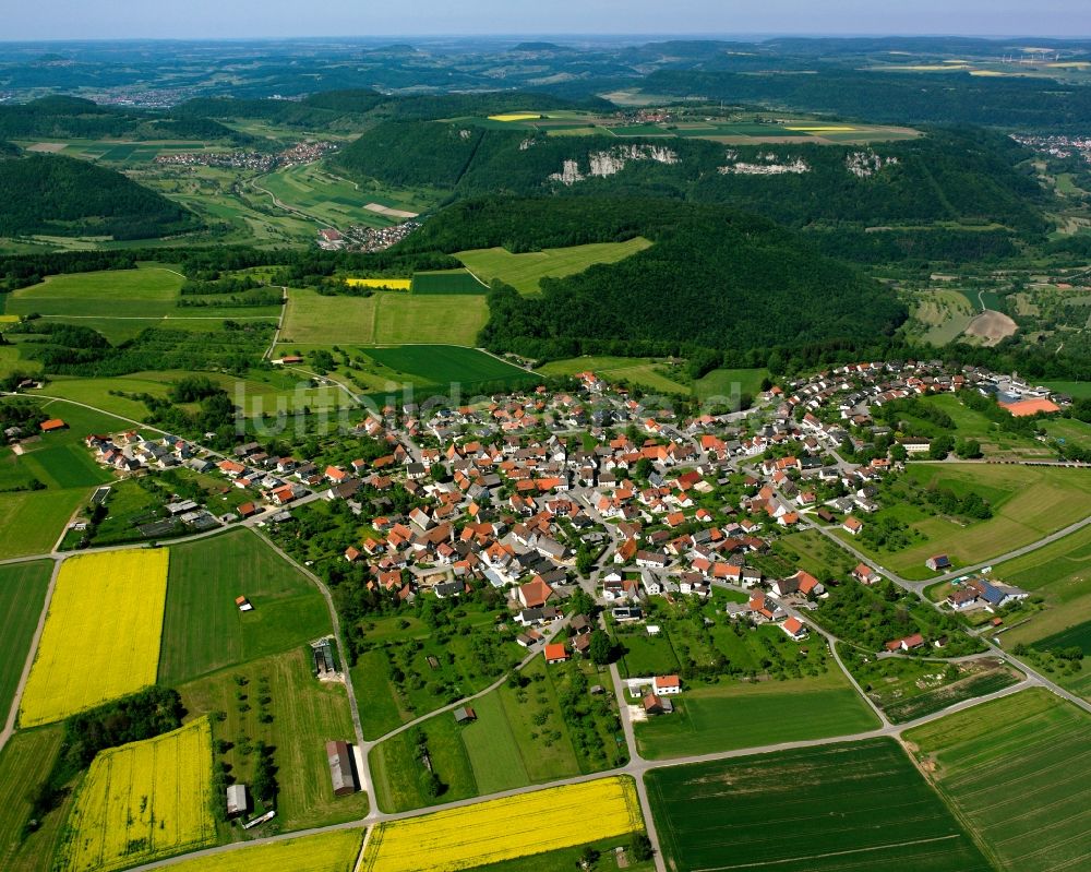 Luftaufnahme Aufhausen - Dorfkern am Feldrand in Aufhausen im Bundesland Baden-Württemberg, Deutschland