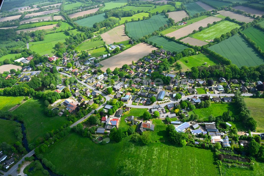 Aukamp von oben - Dorfkern am Feldrand in Aukamp im Bundesland Schleswig-Holstein, Deutschland