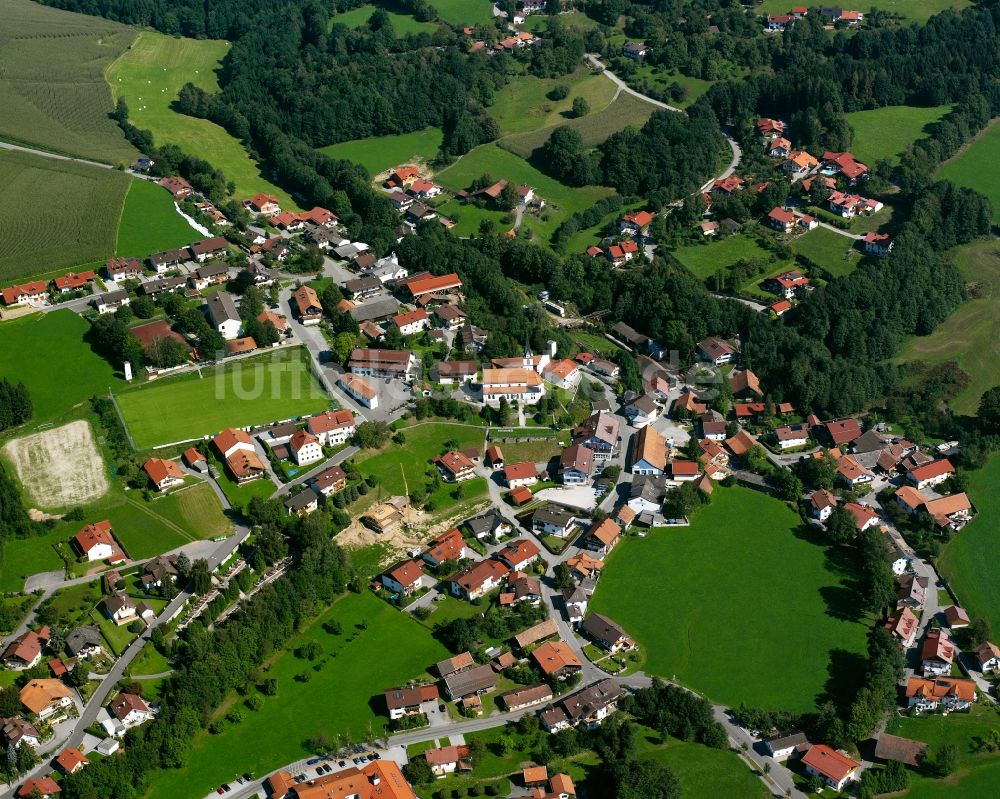 Außerirlach von oben - Dorfkern am Feldrand in Außerirlach im Bundesland Bayern, Deutschland