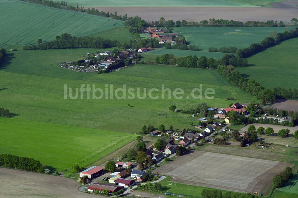 Babitz aus der Vogelperspektive: Dorfkern am Feldrand in Babitz im Bundesland Brandenburg, Deutschland