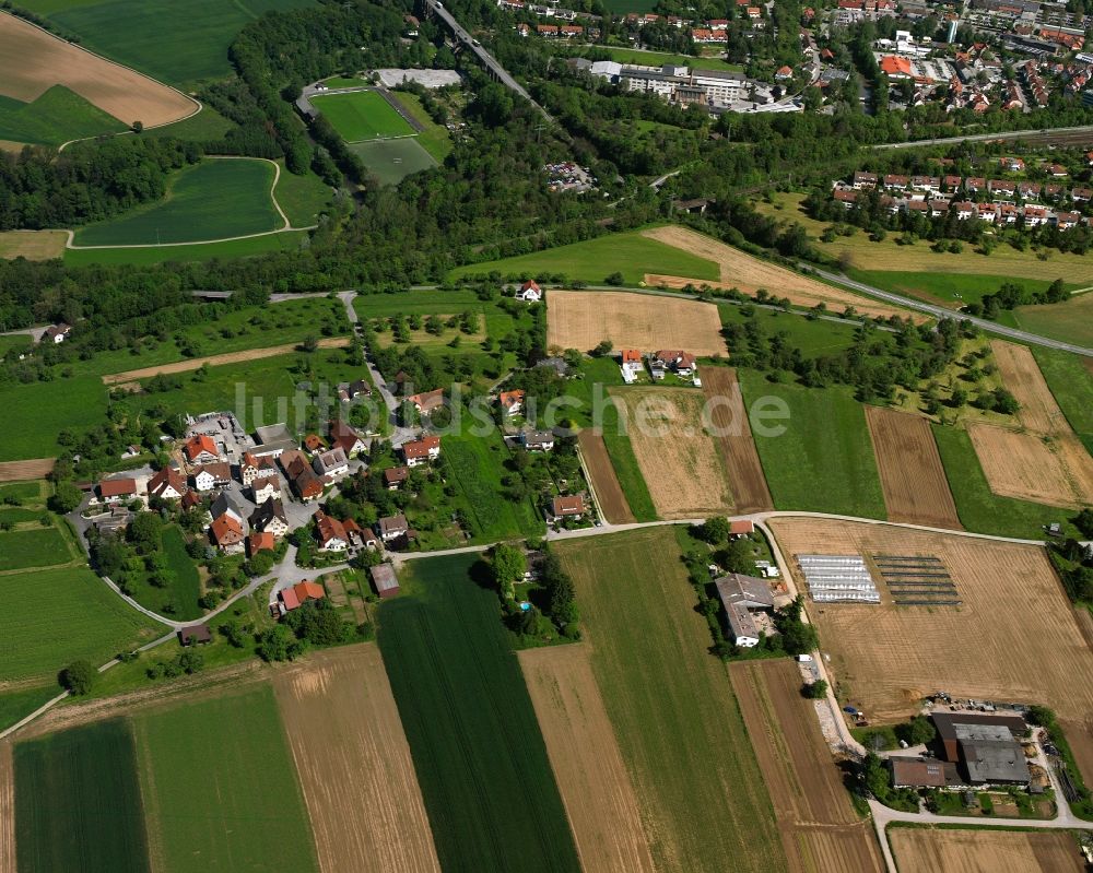 Luftaufnahme Backnang - Dorfkern am Feldrand in Backnang im Bundesland Baden-Württemberg, Deutschland