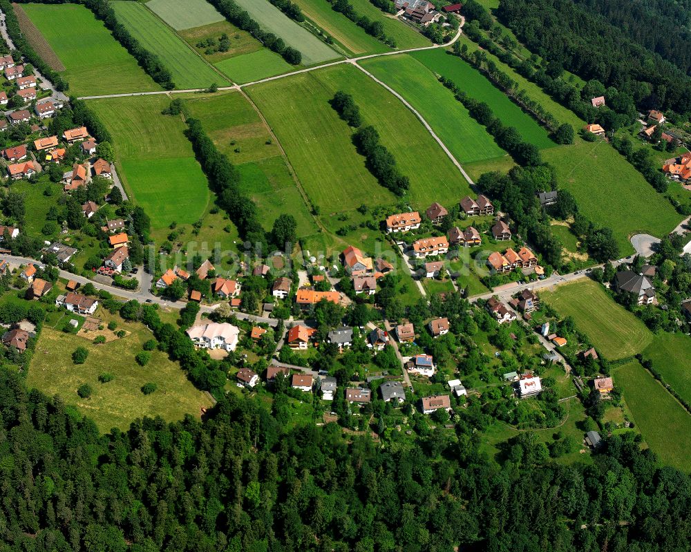 Bad Liebenzell aus der Vogelperspektive: Dorfkern am Feldrand in Bad Liebenzell im Bundesland Baden-Württemberg, Deutschland