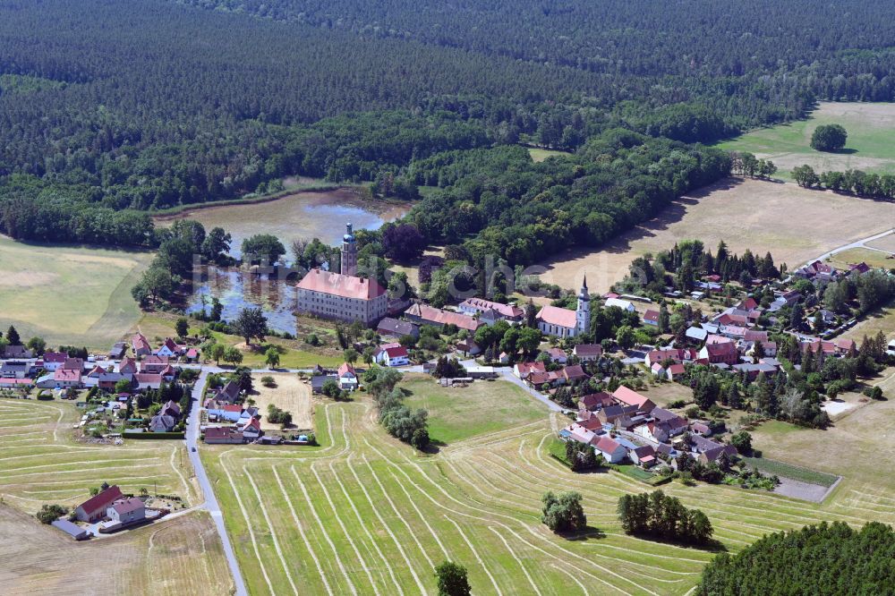 Bad Schmiedeberg von oben - Dorfkern am Feldrand in Bad Schmiedeberg im Bundesland Sachsen-Anhalt, Deutschland