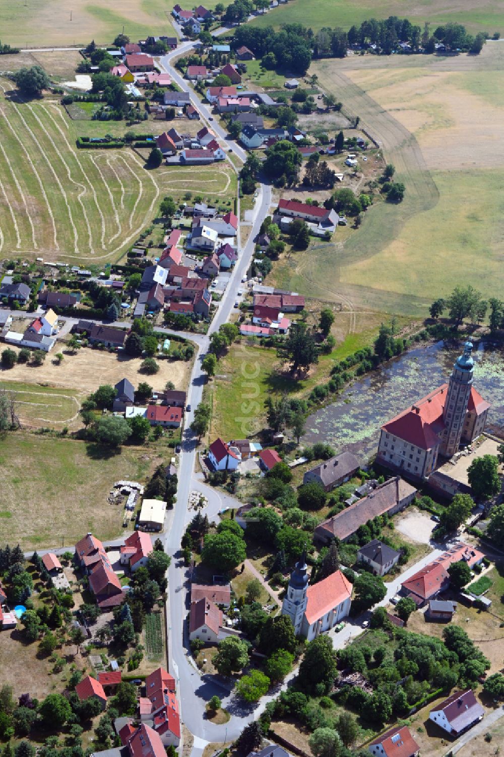 Luftaufnahme Bad Schmiedeberg - Dorfkern am Feldrand in Bad Schmiedeberg im Bundesland Sachsen-Anhalt, Deutschland