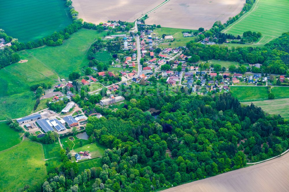Luftbild Banzin - Dorfkern am Feldrand in Banzin im Bundesland Mecklenburg-Vorpommern, Deutschland