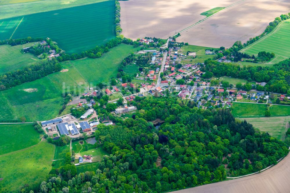 Luftaufnahme Banzin - Dorfkern am Feldrand in Banzin im Bundesland Mecklenburg-Vorpommern, Deutschland