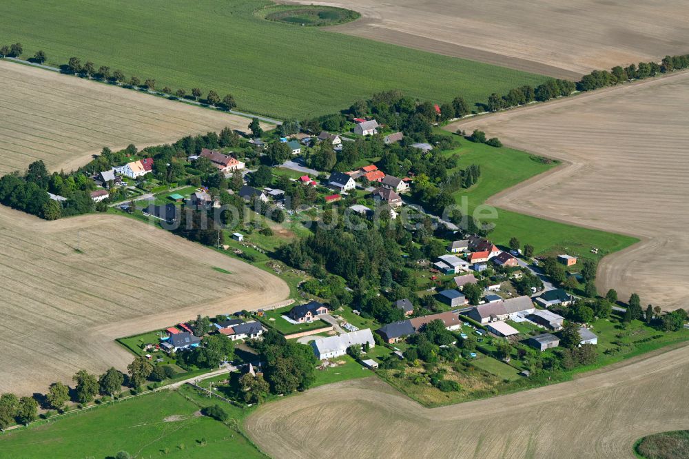 Luftaufnahme Barkow - Dorfkern am Feldrand in Barkow im Bundesland Mecklenburg-Vorpommern, Deutschland