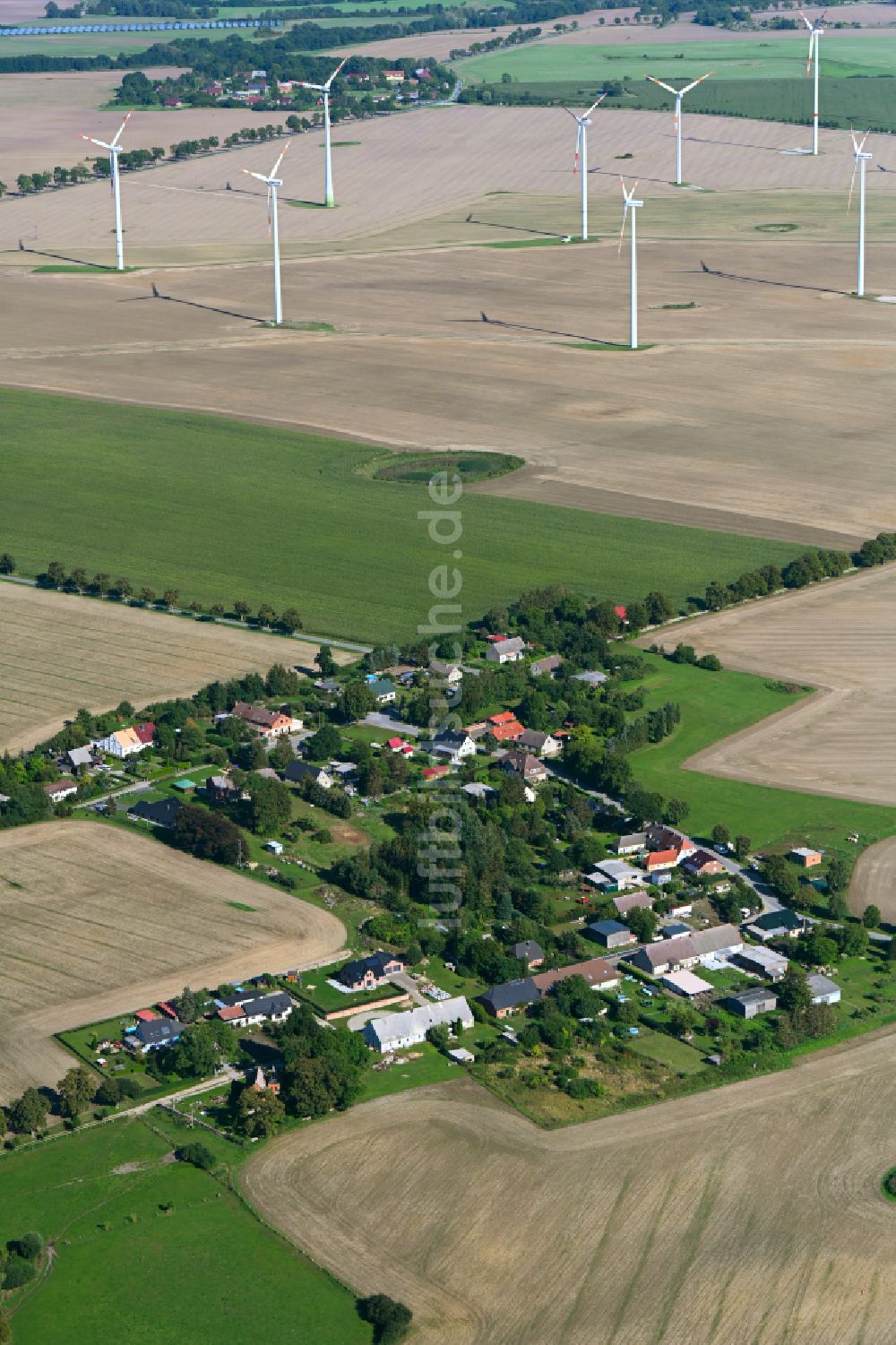 Barkow von oben - Dorfkern am Feldrand in Barkow im Bundesland Mecklenburg-Vorpommern, Deutschland