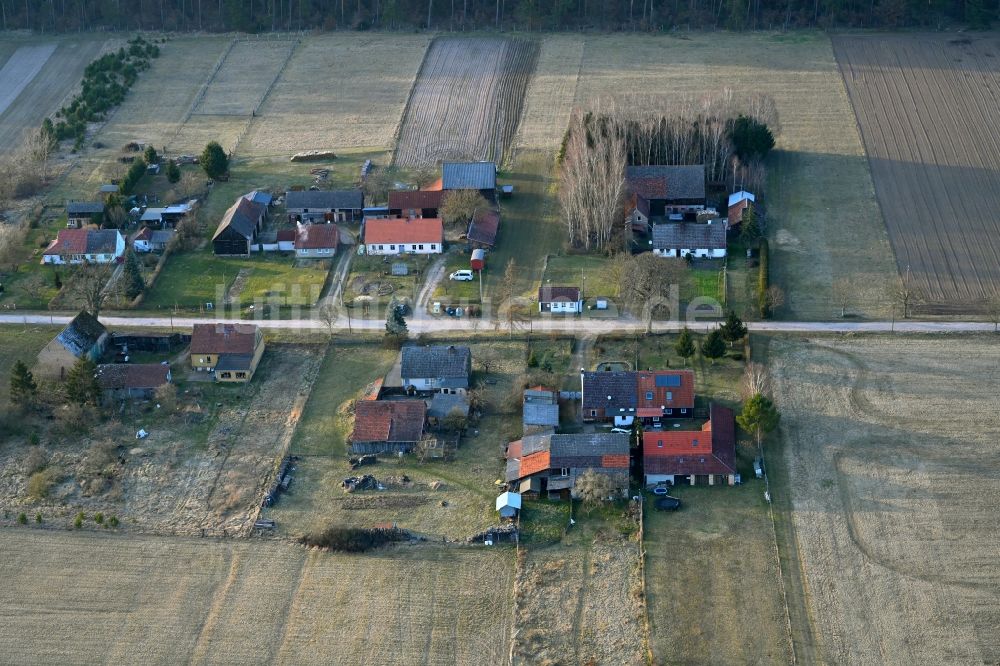 Basdorf aus der Vogelperspektive: Dorfkern am Feldrand in Basdorf im Bundesland Brandenburg, Deutschland