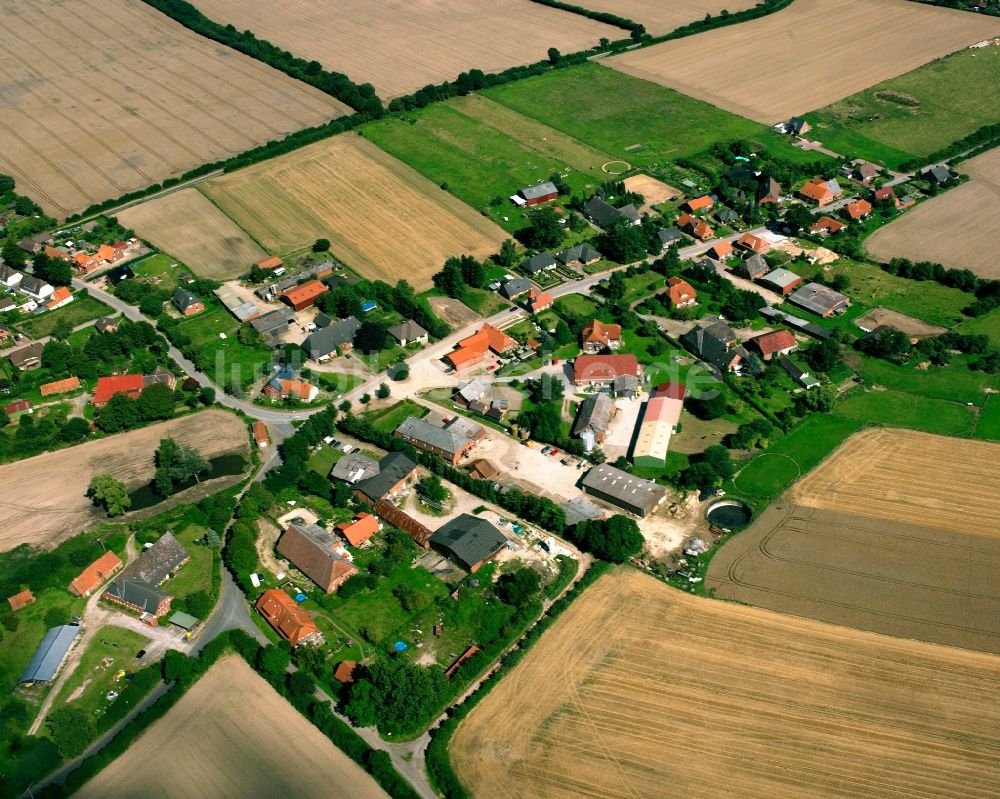 Basedow von oben - Dorfkern am Feldrand in Basedow im Bundesland Schleswig-Holstein, Deutschland